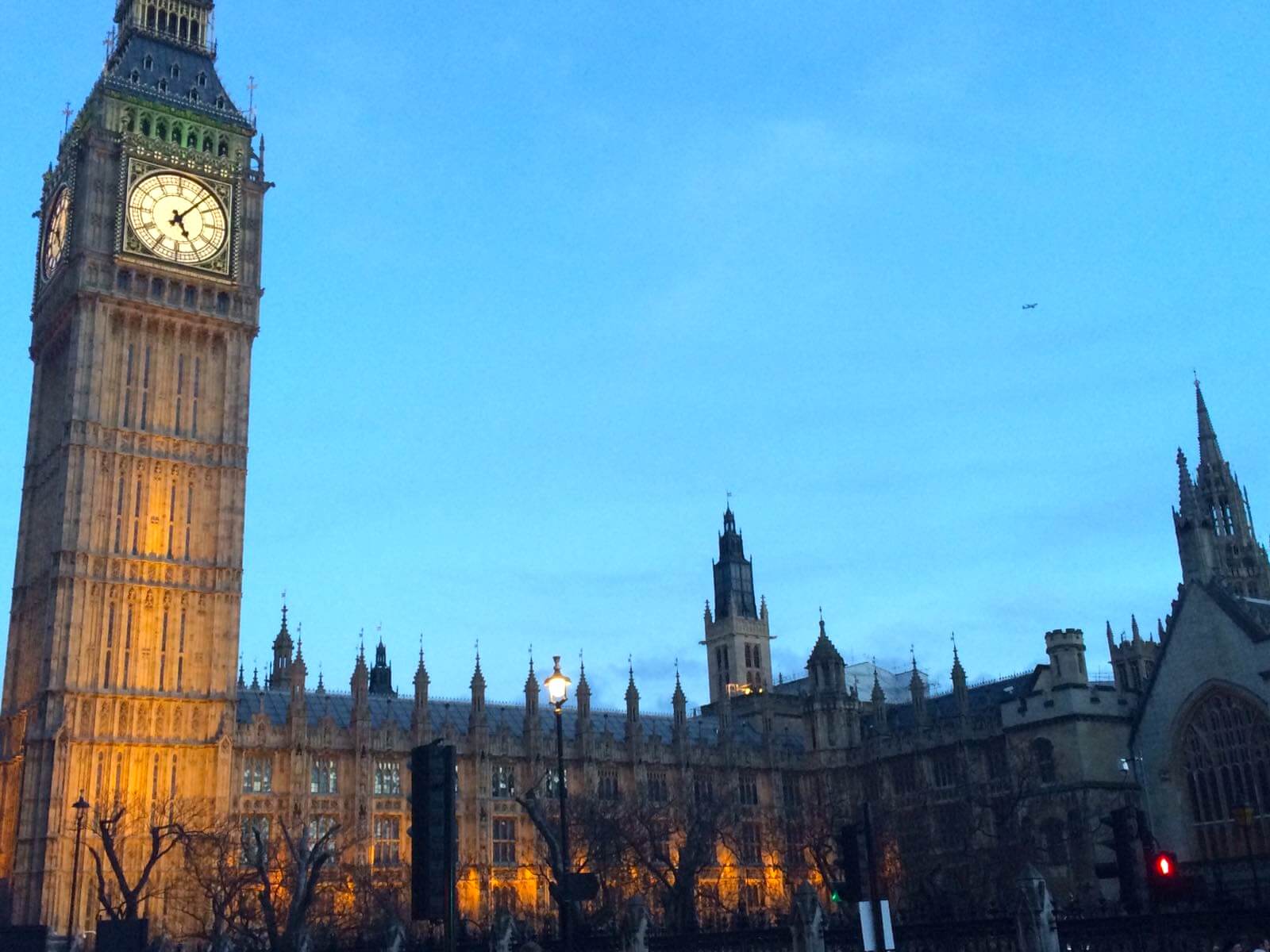 visit-england-buckingham-palace-at-night