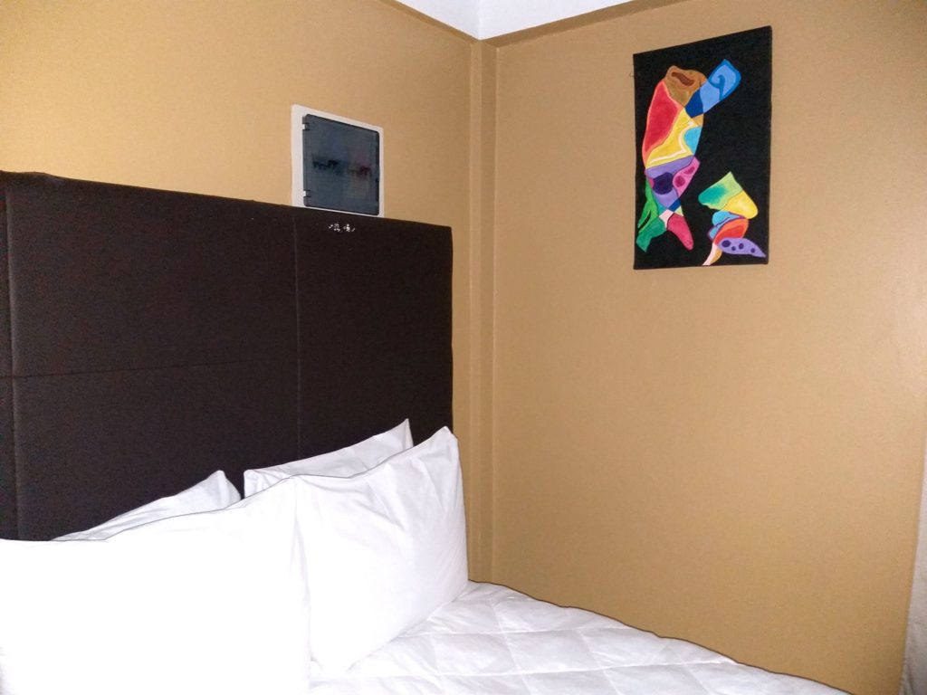 wall-art-work-caribbean-colorful-painting-in-hotel-room-travelwithclem