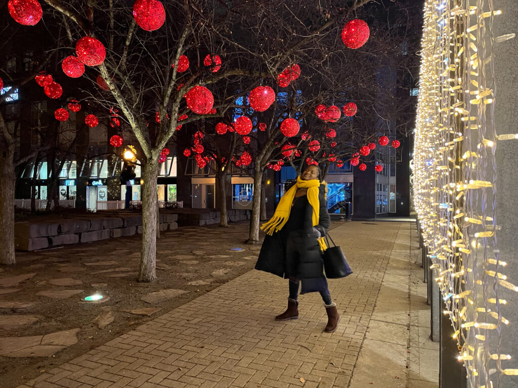 Christmas lights Toronto - walking around the Bloor Yorkville neighborhood