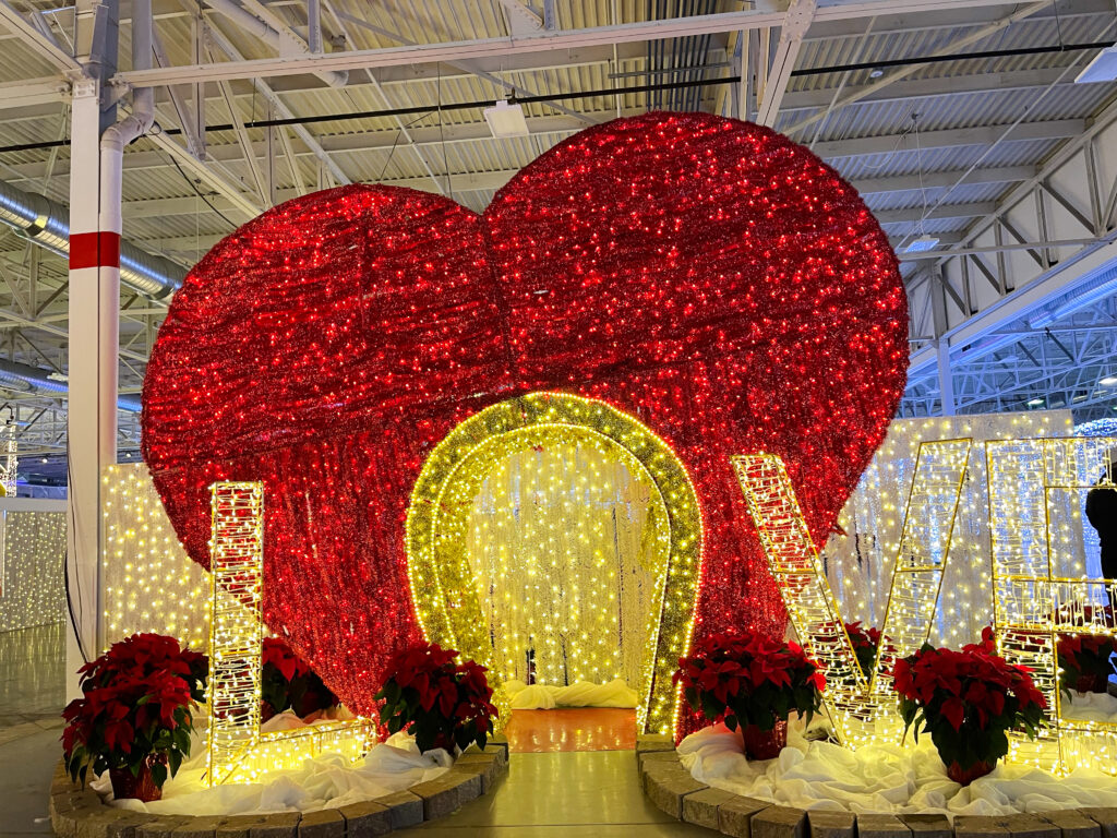 Christmas market Toronto - heart shaped design for a love decor