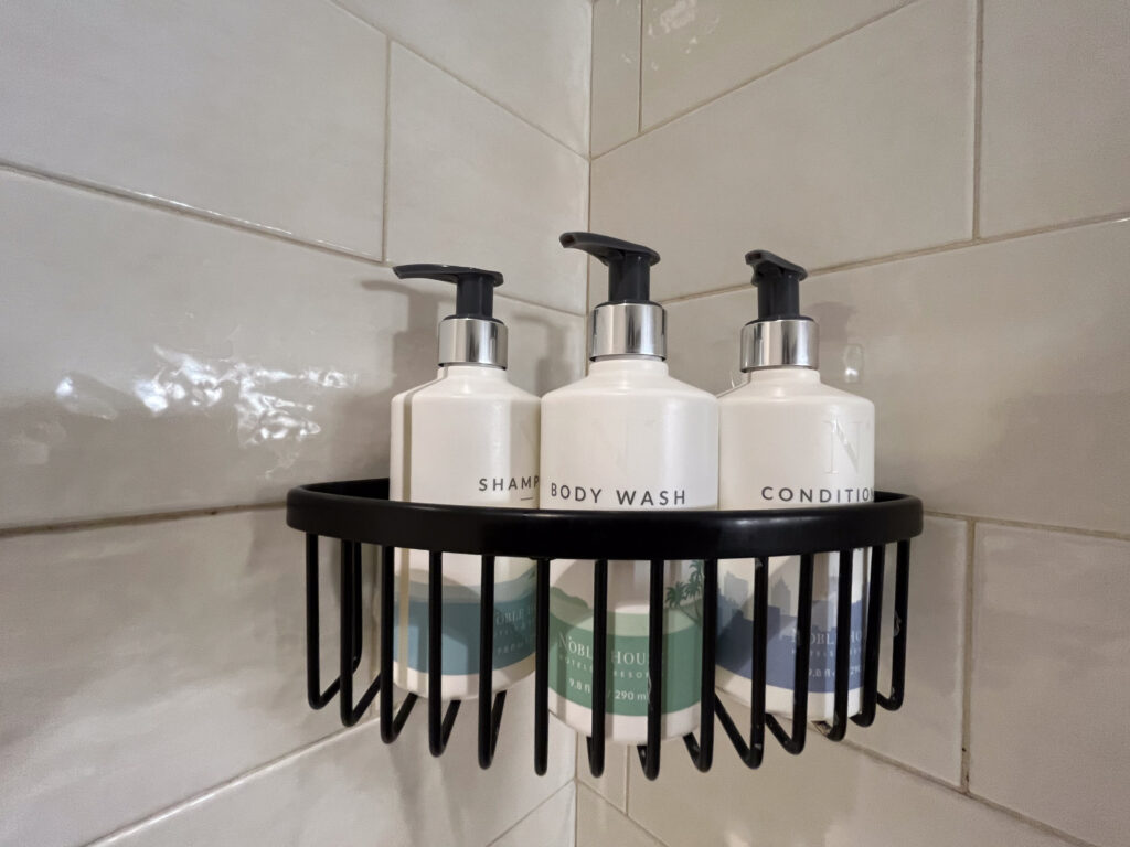 Downtown Napa Hotel: locally made personal care products (shampoos, conditioner and shwoer gel) at the River Terrace Inn downtown Napa